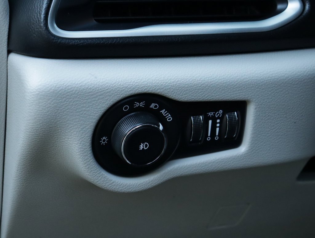 2017 Chrysler Pacifica Touring L photo 10