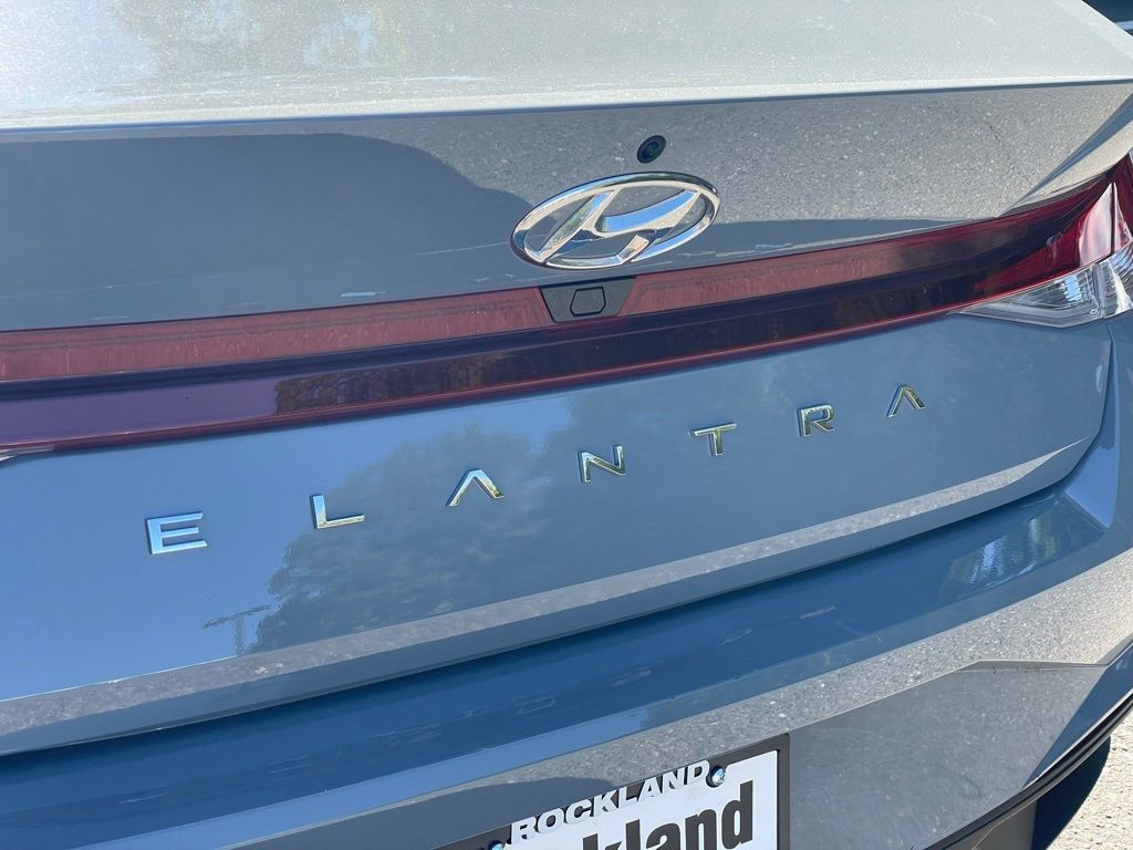 2023 Hyundai Elantra SEL photo 23