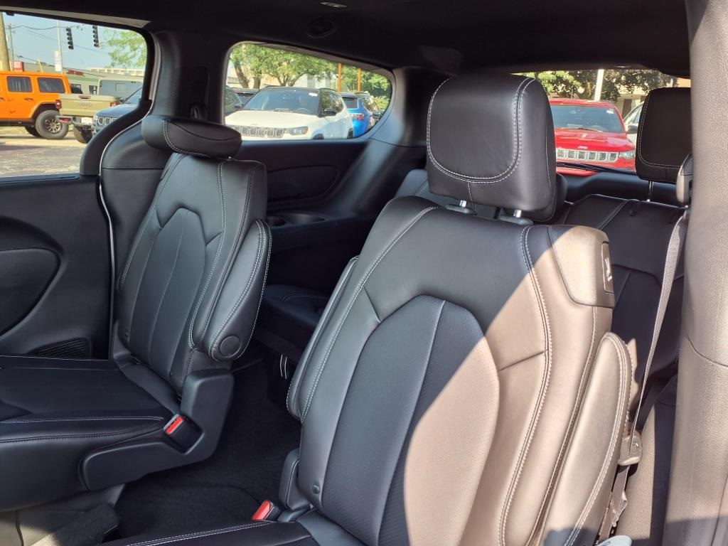 2026 Chrysler Pacifica photo 15