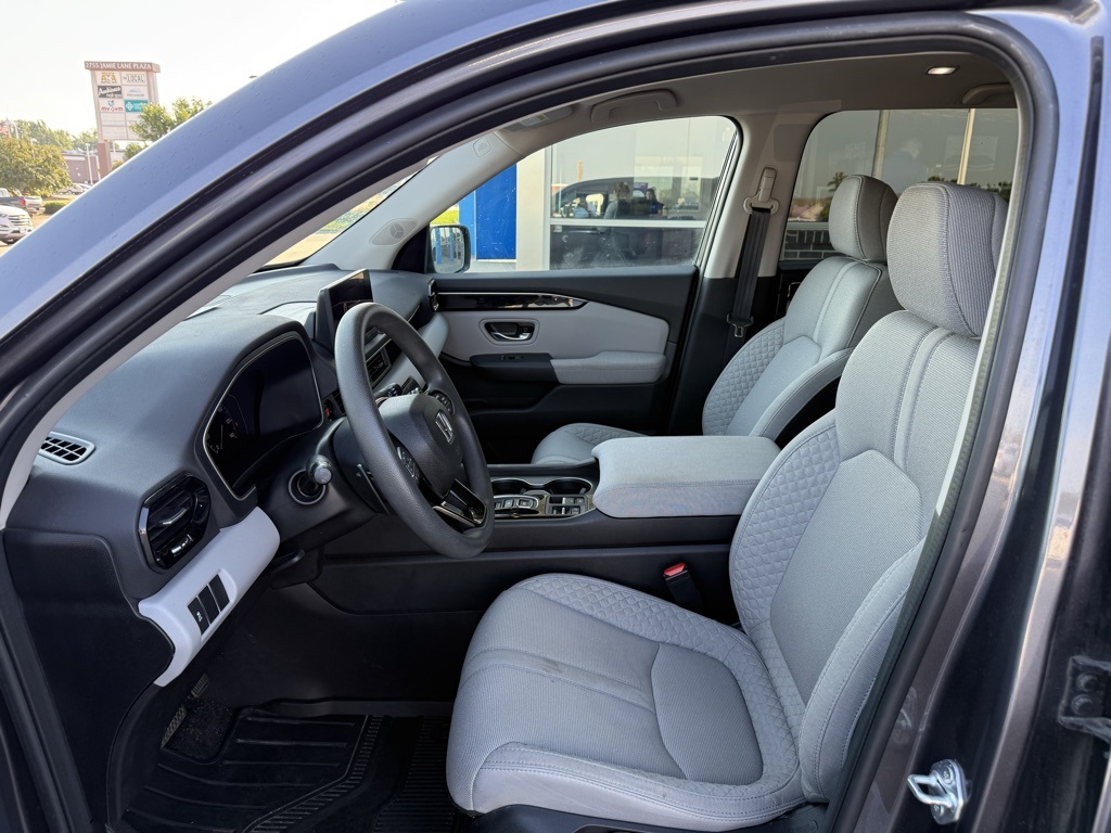 2023 Honda Pilot LX photo 10