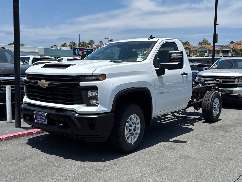 2025 Chevrolet Silverado 2500HD photo 2