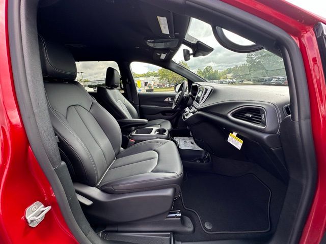2026 Chrysler Pacifica photo 28