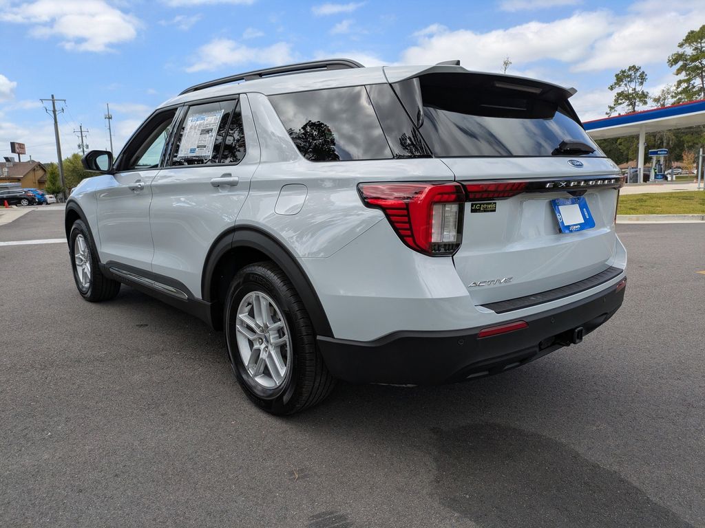 2025 Ford Explorer photo 5