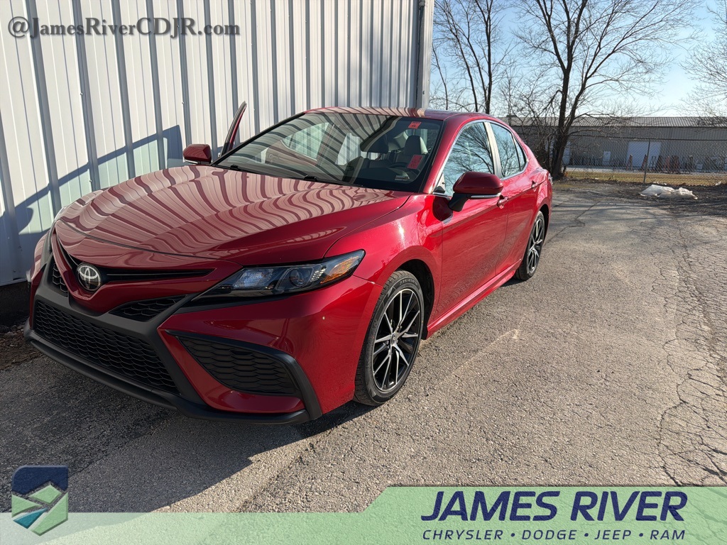 2024 Toyota Camry SE's photo