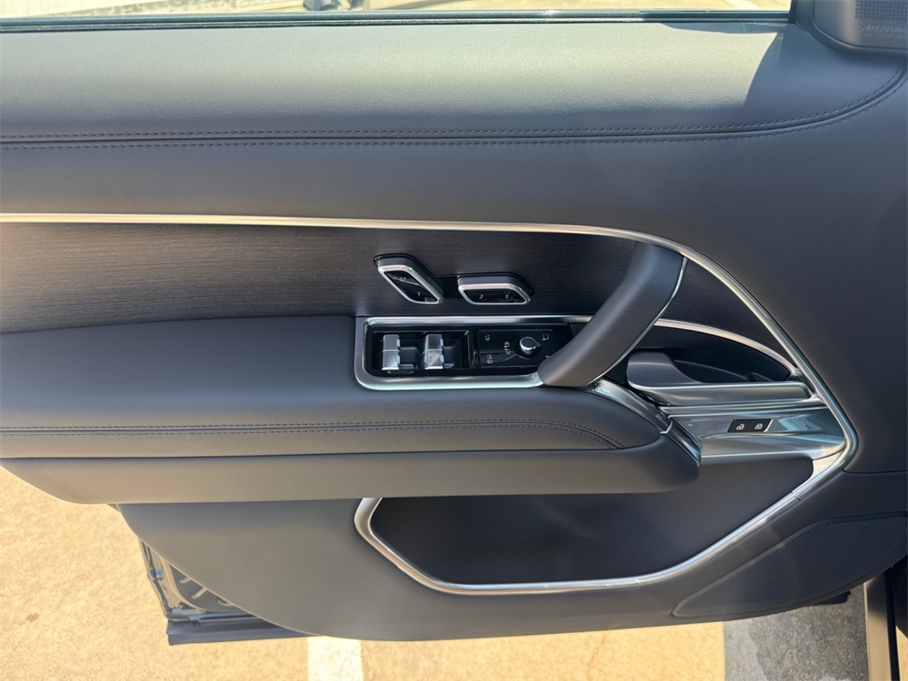 2025 Land Rover Range Rover SE photo 16