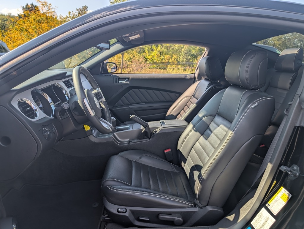 2013 Ford Mustang GT Premium photo 12