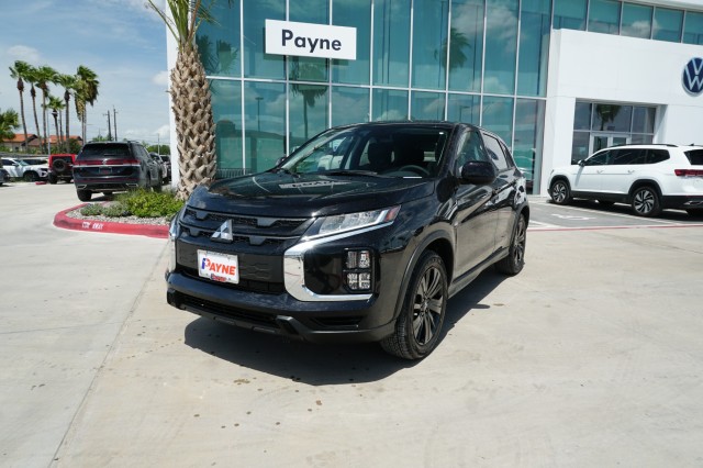 2025 Mitsubishi Outlander Sport LE's photo