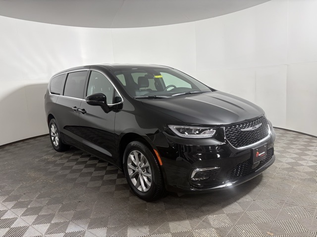 2026 Chrysler Pacifica Select's photo