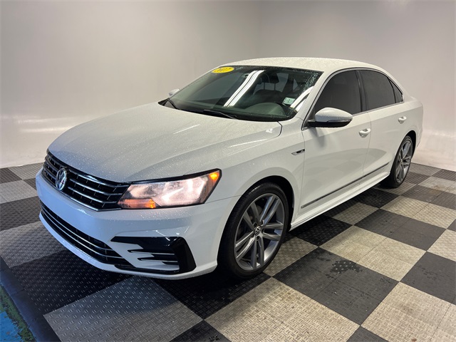 2017 Volkswagen Passat R-Line photo 2