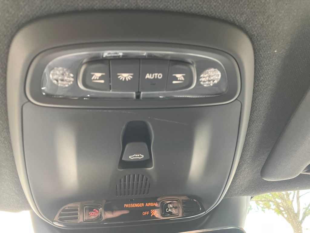 2021 Volvo XC40 R-Design photo 23