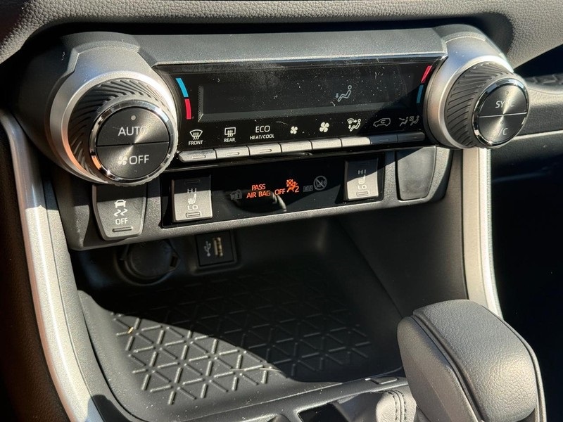 2025 Toyota RAV4 Hybrid XLE photo 19