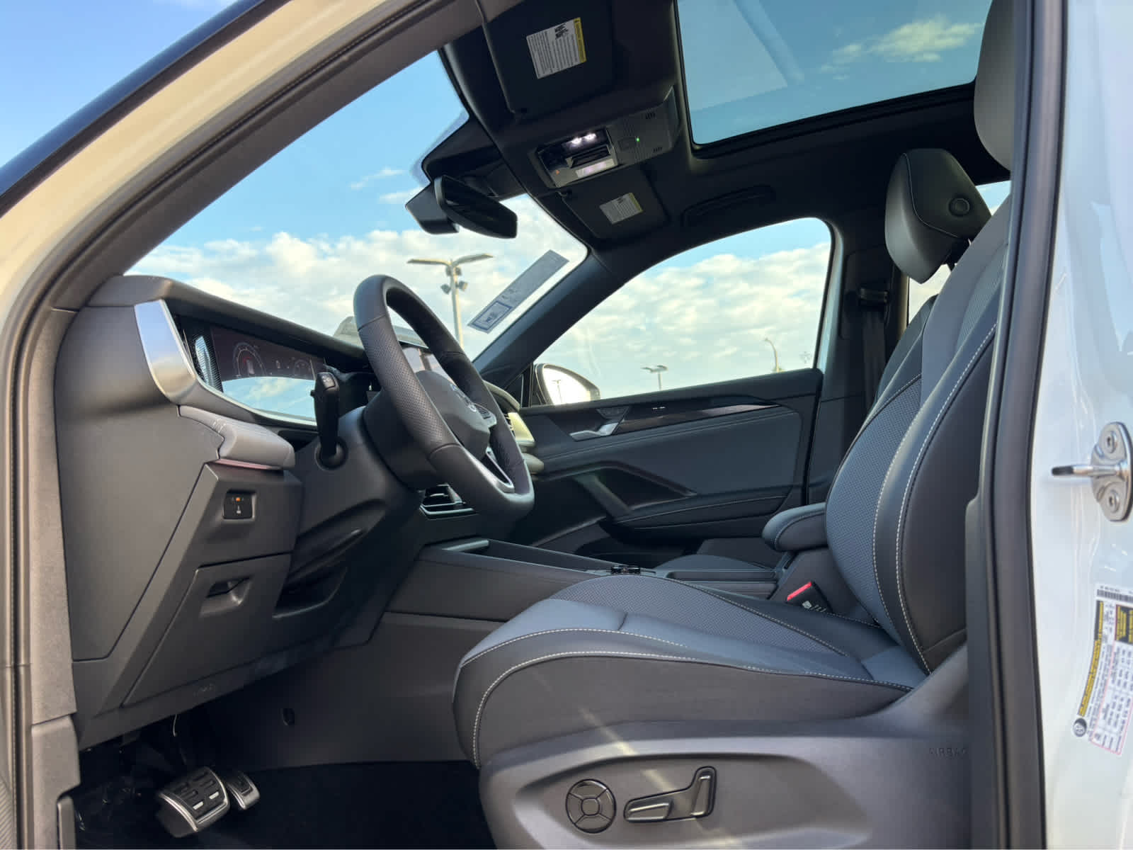 2025 Volkswagen Tiguan SE R-Line Black photo 16