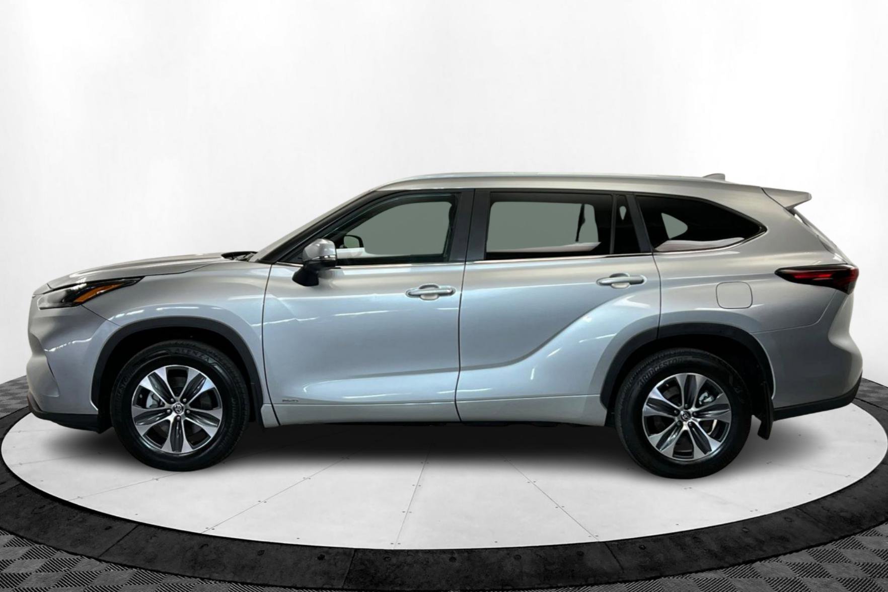 2024 Toyota Highlander Hybrid XLE photo 2