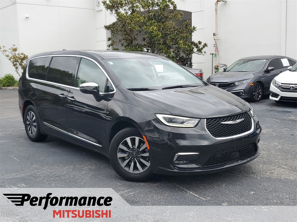 2022 Chrysler Pacifica Hybrid Limited's photo