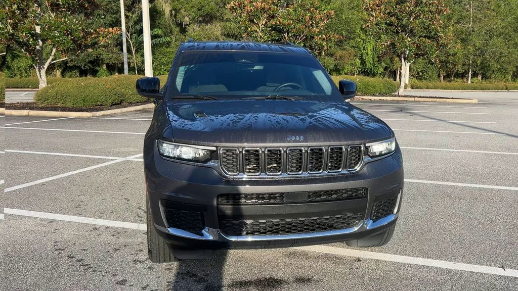 2022 Jeep Grand Cherokee Laredo photo 3
