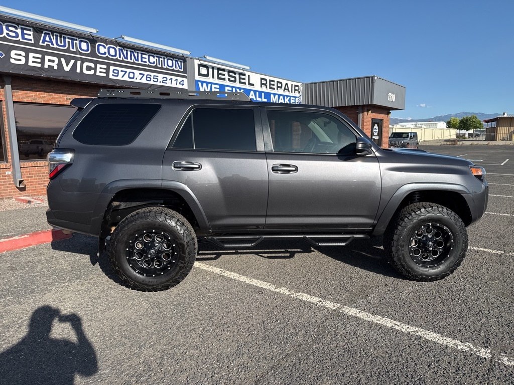 2017 Toyota 4Runner TRD Off-Road photo 8