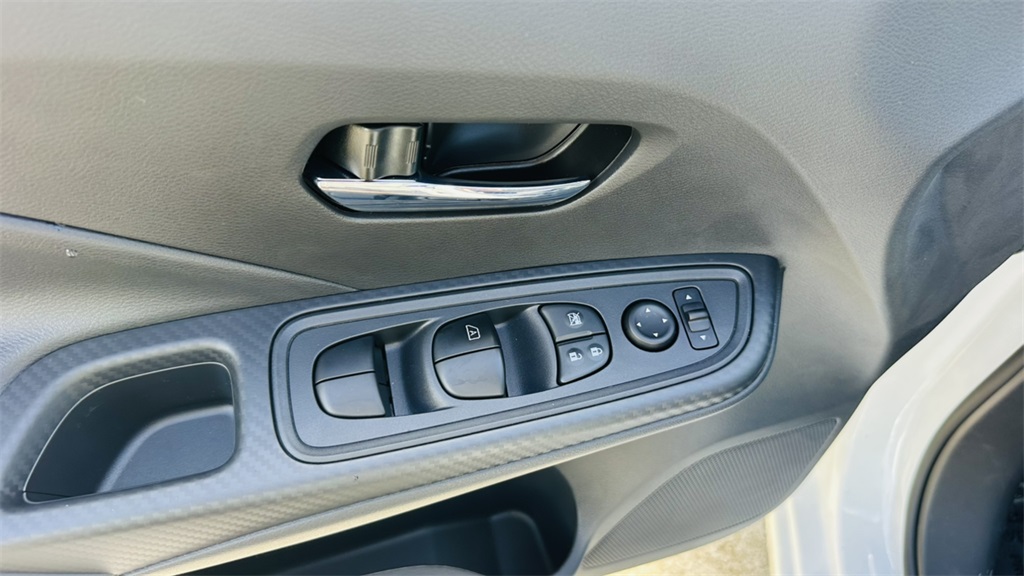 2025 Nissan Versa SV photo 14