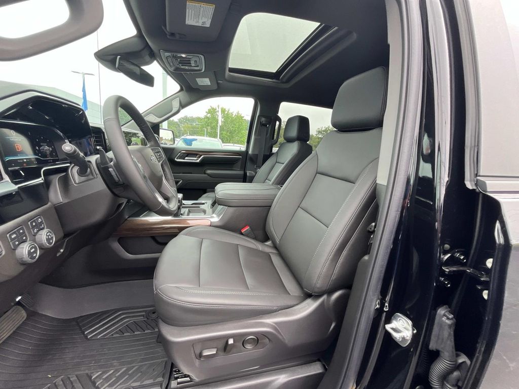 2025 Chevrolet Silverado 1500 RST photo 10