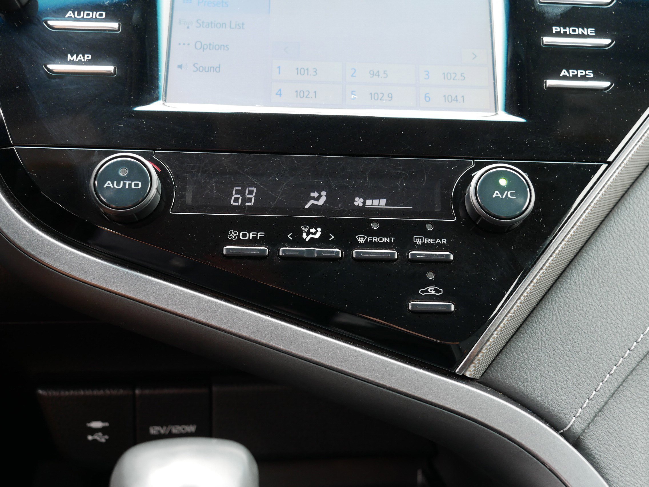 2019 Toyota Camry SE photo 22