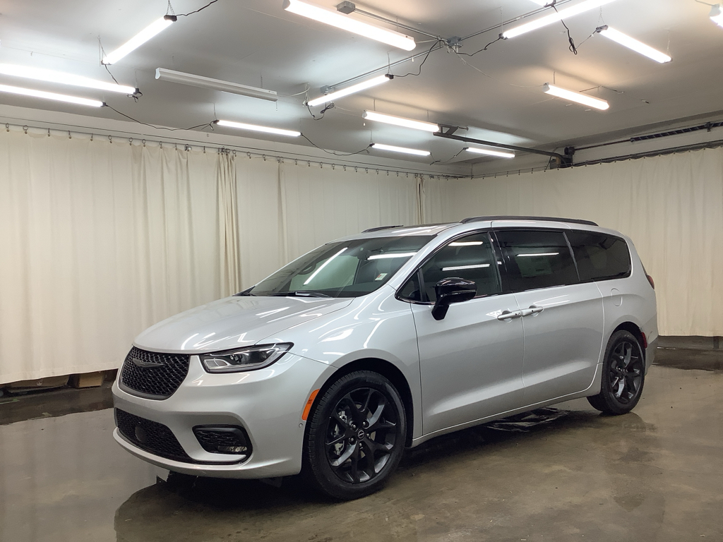 2026 Chrysler Pacifica Select's photo