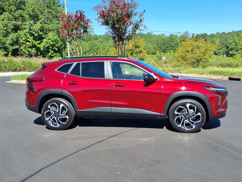 2025 Chevrolet Trax photo 2