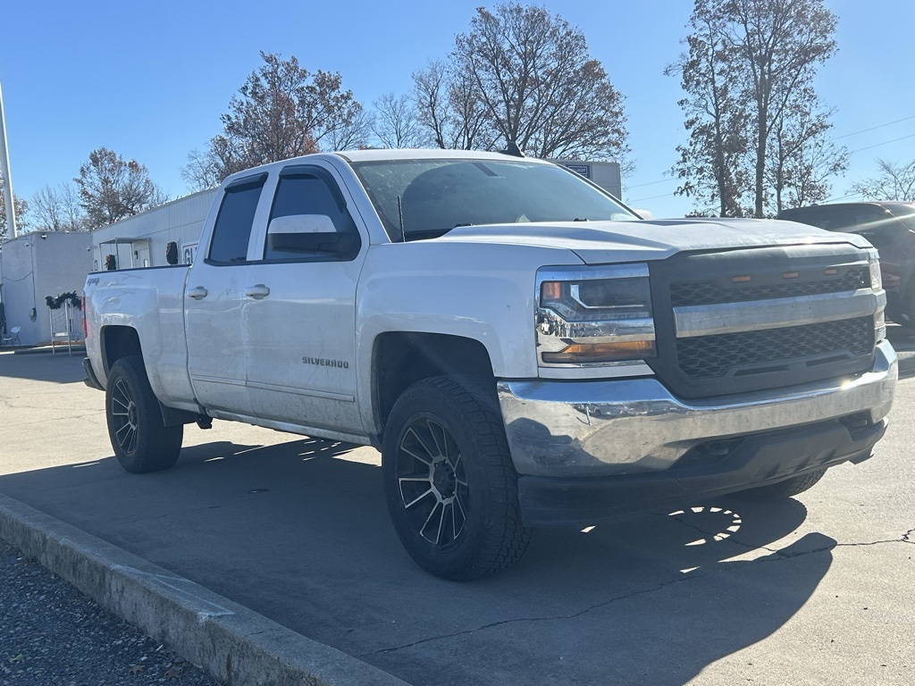 2017 Chevrolet Silverado 1500 LT photo 3
