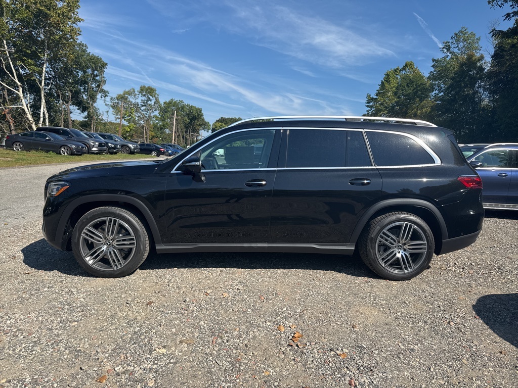 2026 Mercedes Benz GLS 450 4MATIC photo 2