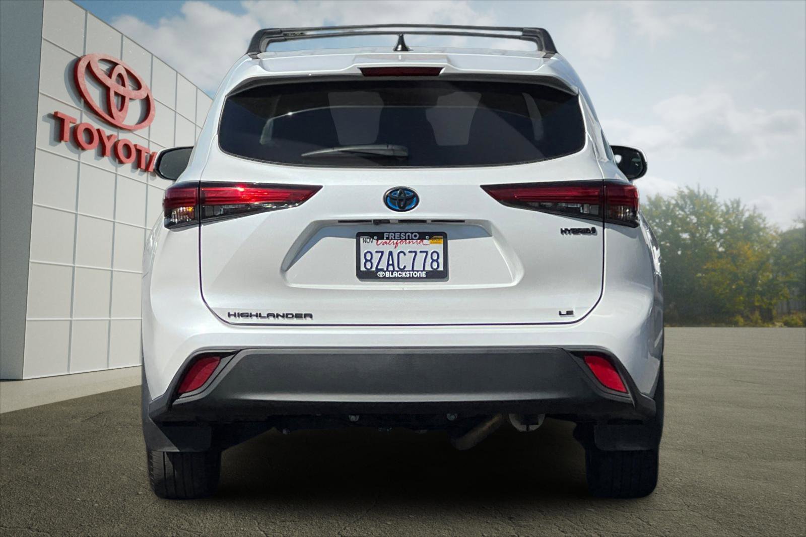 2022 Toyota Highlander Hybrid LE photo 4
