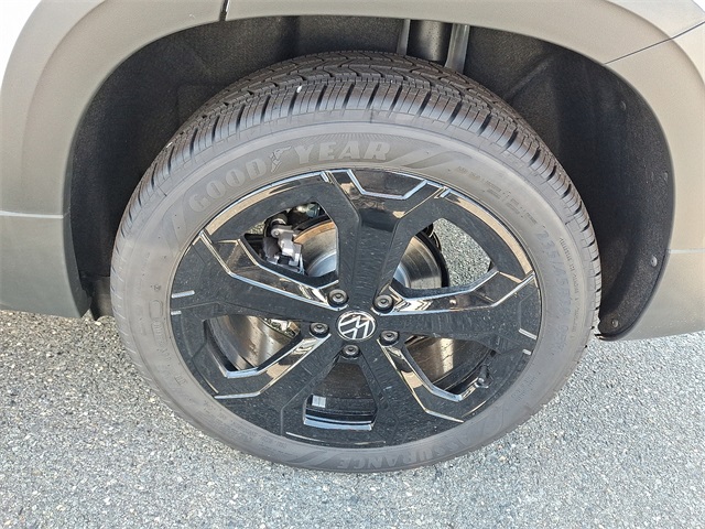 2025 Volkswagen Taos SE photo 4