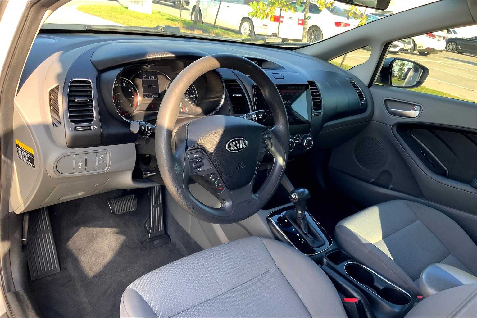 2017 Kia Forte LX Base photo 17