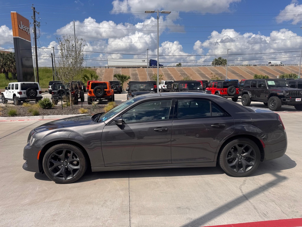 2023 Chrysler 300 Touring L photo 2