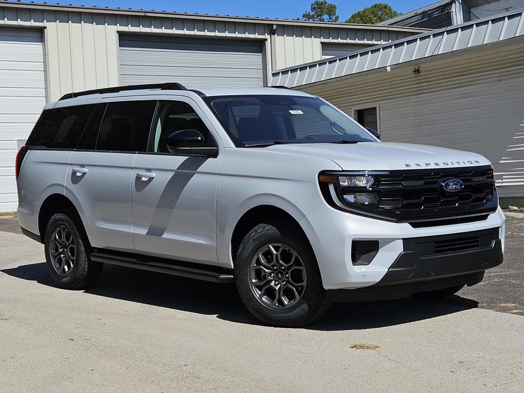 2025 Ford Expedition photo 2