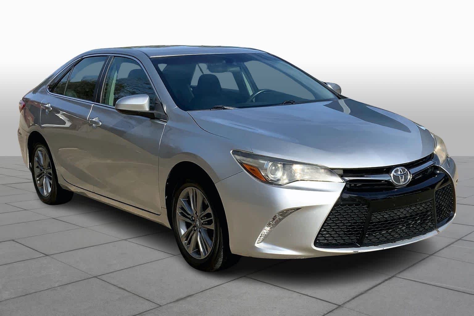2017 Toyota Camry SE photo 2