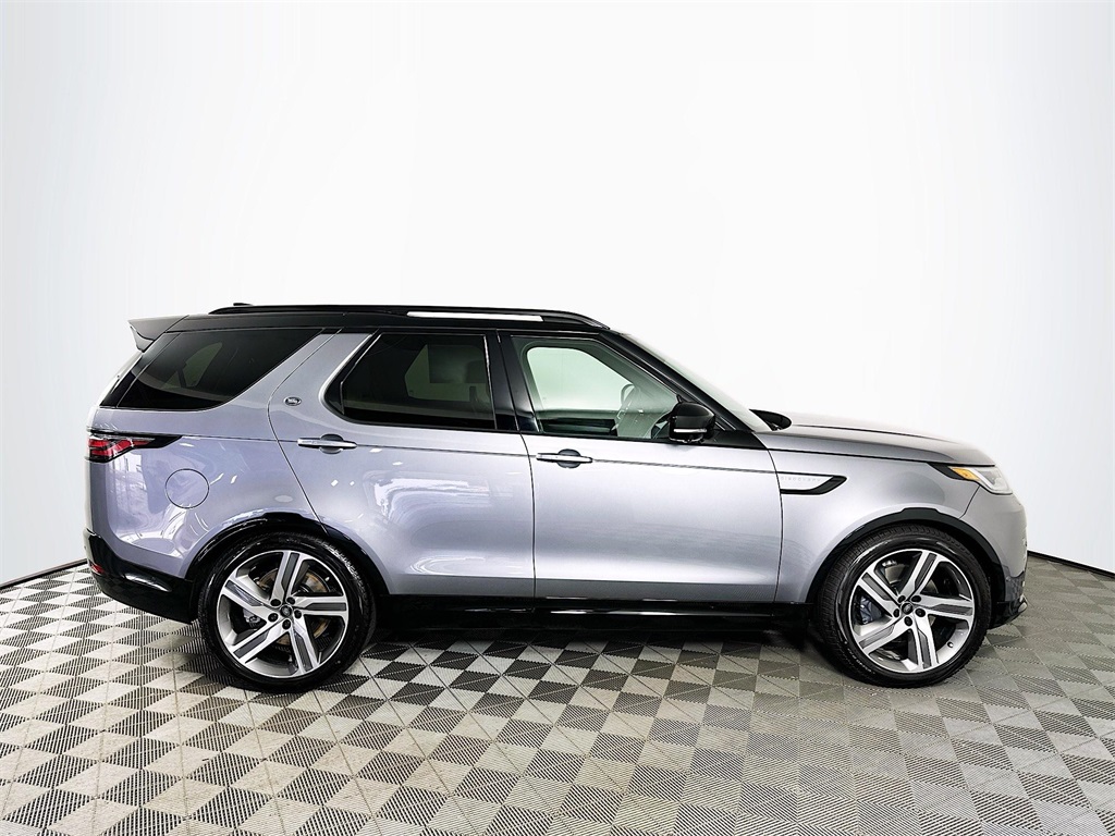 2026 Land Rover Discovery photo 4