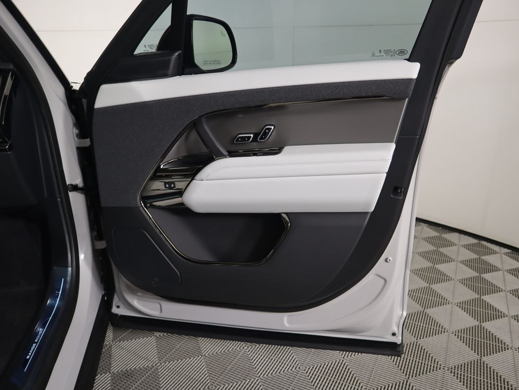 2025 Land Rover Range Rover Sport SE photo 23