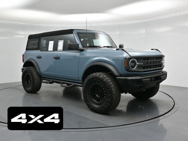 2023 Ford Bronco 4-Door Base's photo