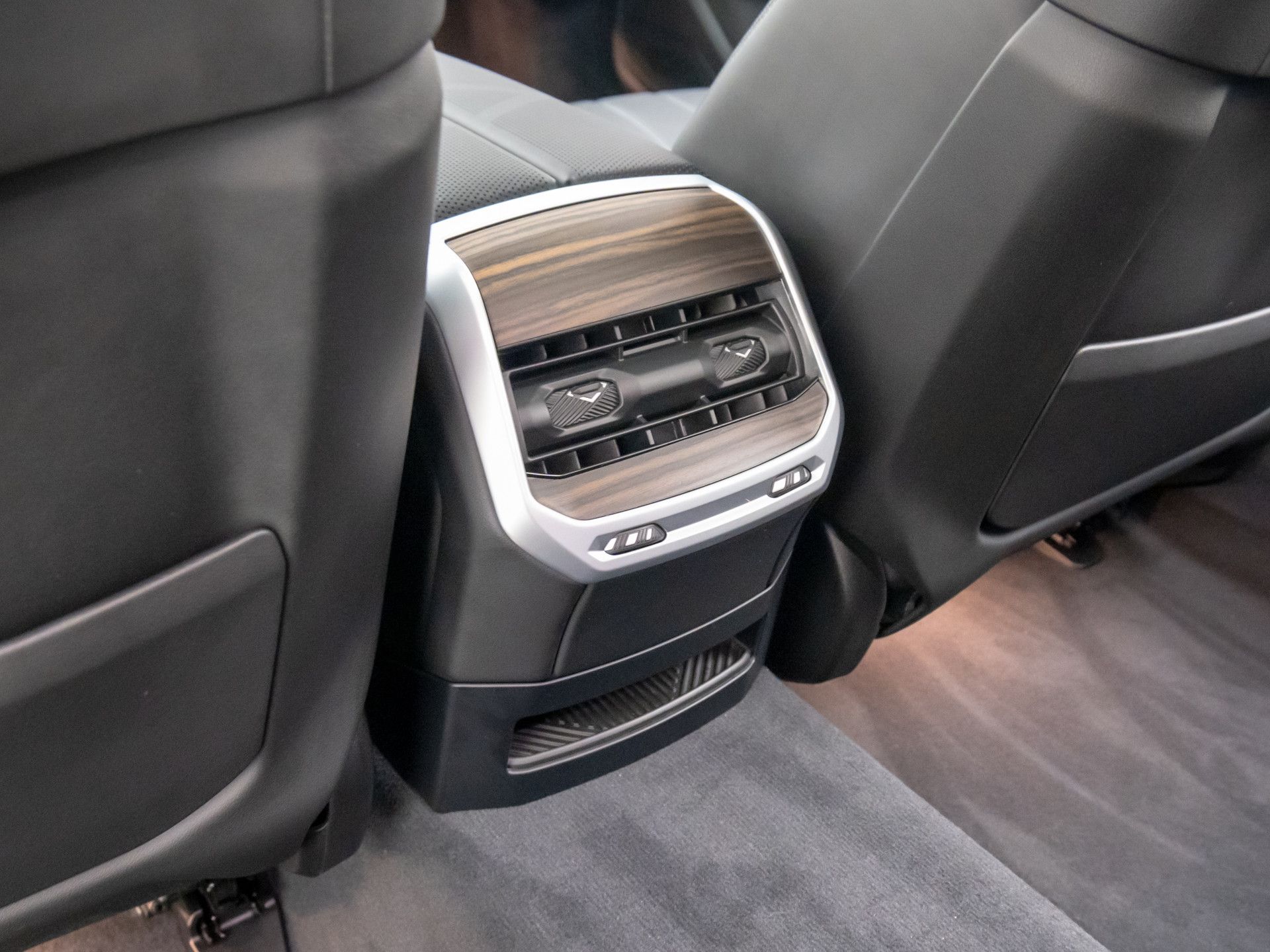 New 2025 Black Sapphire Metallic BMW xDrive60 image 17