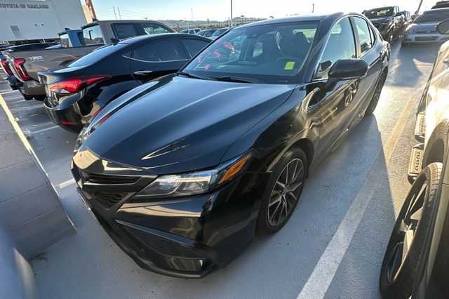 2024 Toyota Camry SE's photo