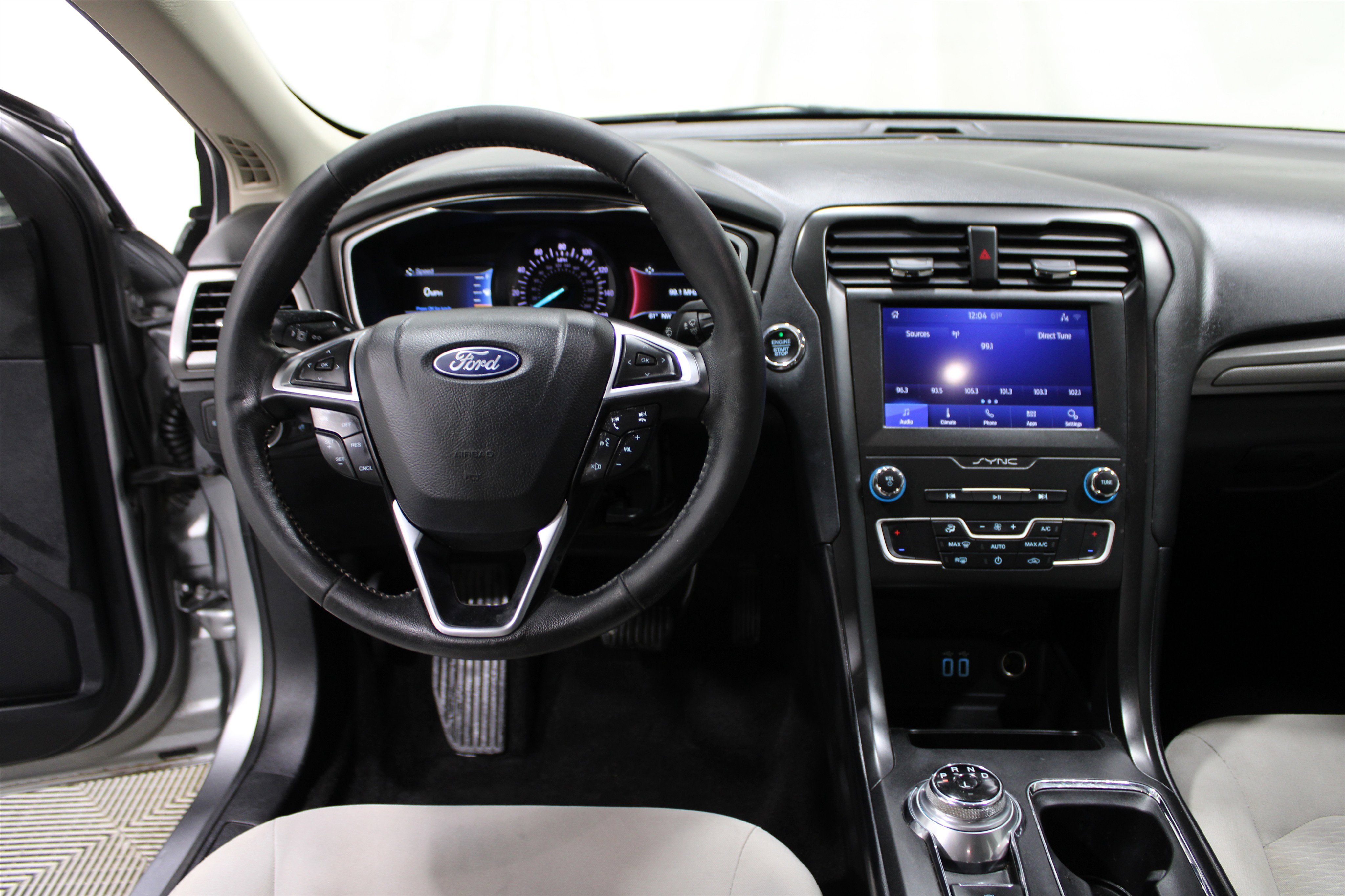 2020 Ford Fusion SE photo 2