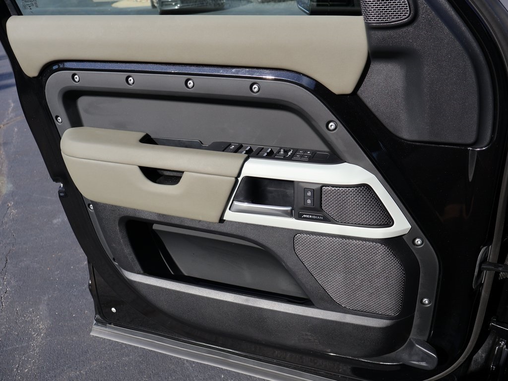2024 Land Rover Defender 110 S photo 30