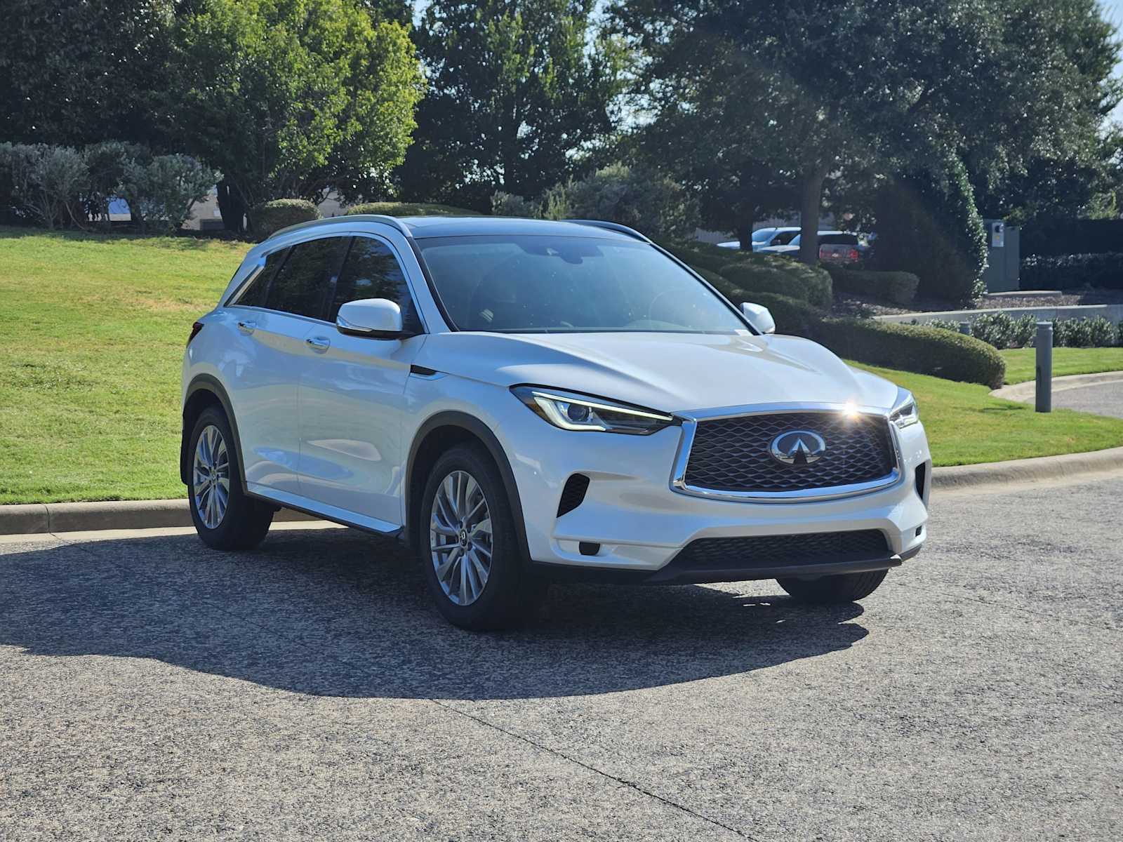 2025 Infiniti QX50 Luxe AWD photo 2