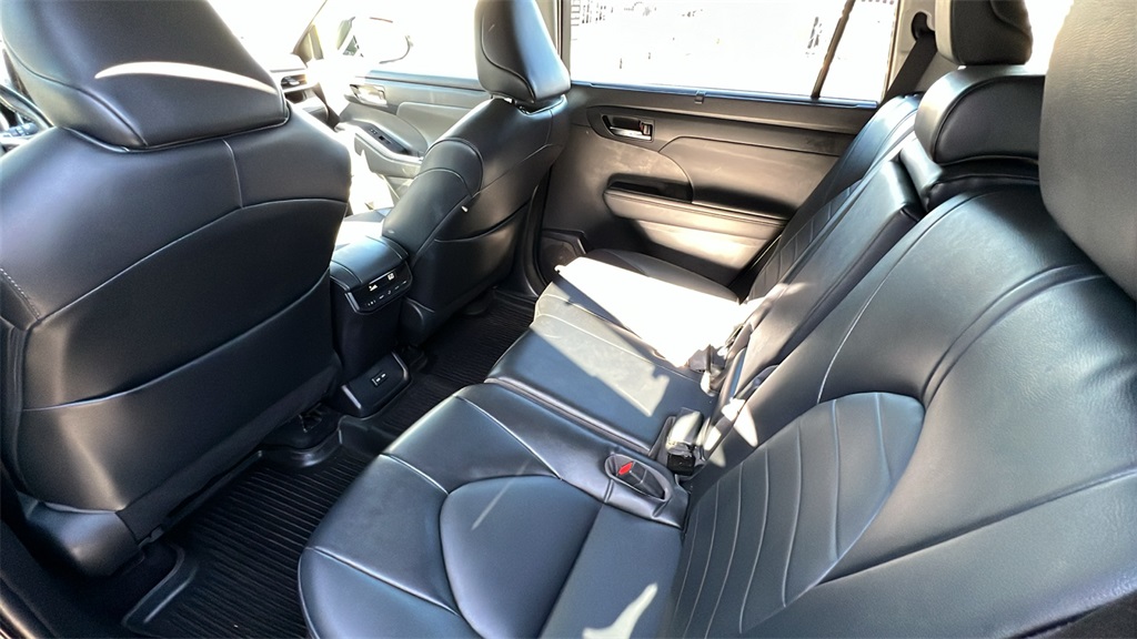 2022 Toyota Highlander XLE photo 12