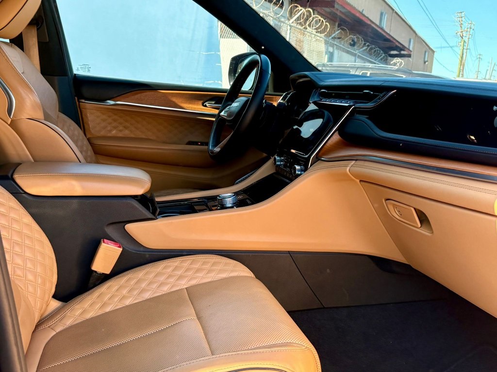 2022 Jeep Grand Cherokee Summit photo 4