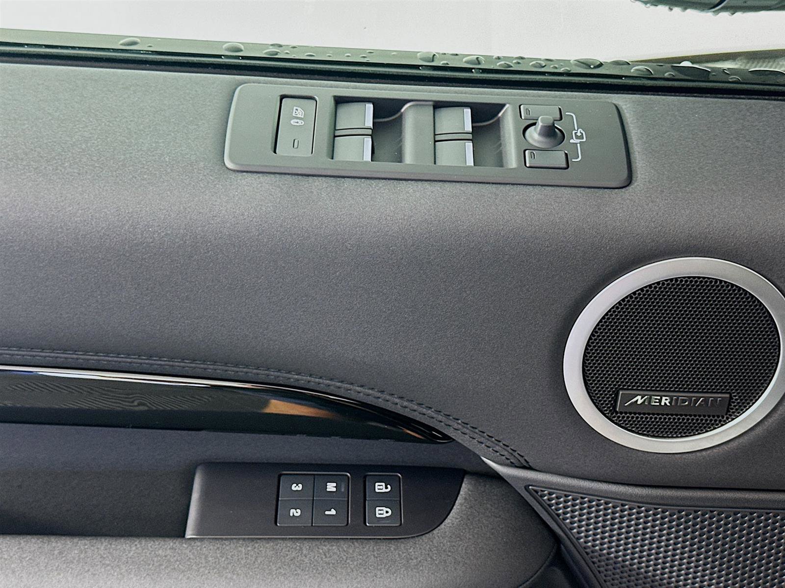 2024 Land Rover Discovery S photo 20