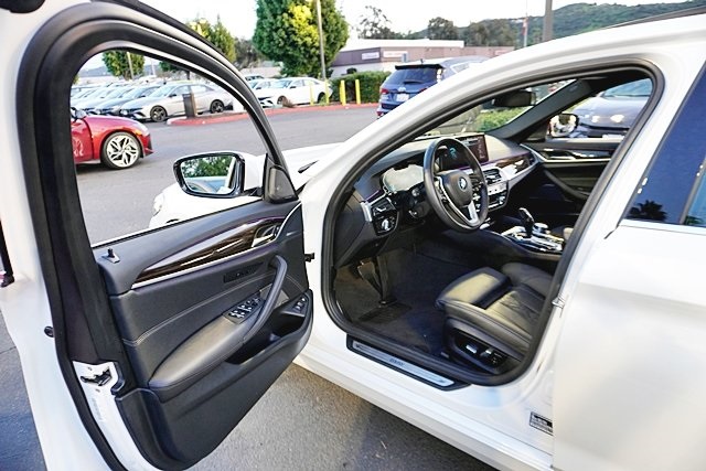 Used 2023 White BMW 530e iPerformance image 40