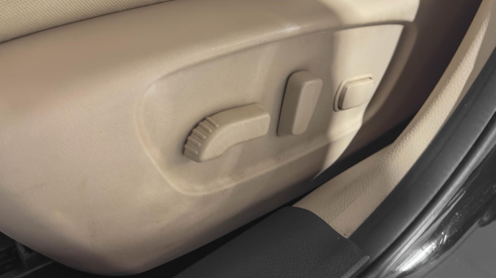 2017 Nissan Rogue SV photo 2