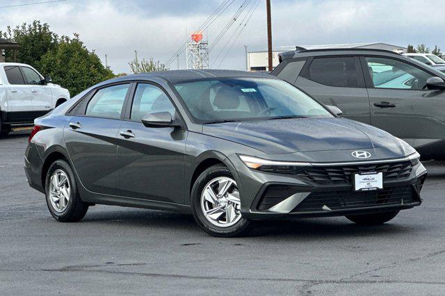 2025 Hyundai Elantra SE photo 2