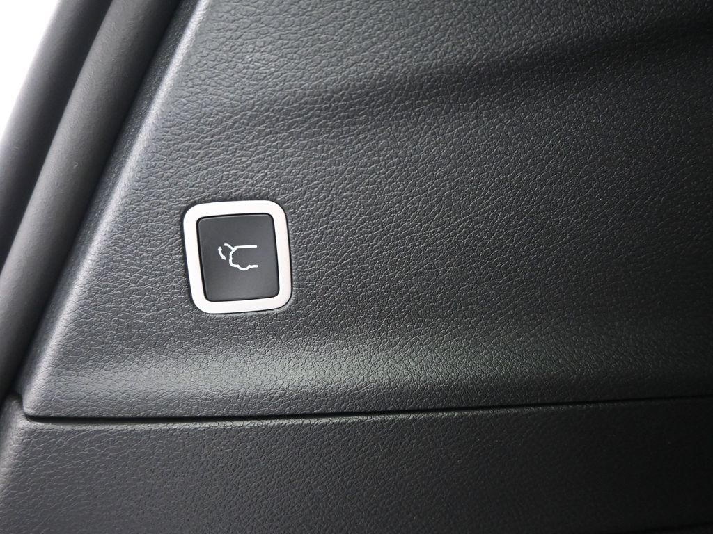 2026 Chrysler Voyager LE photo 9