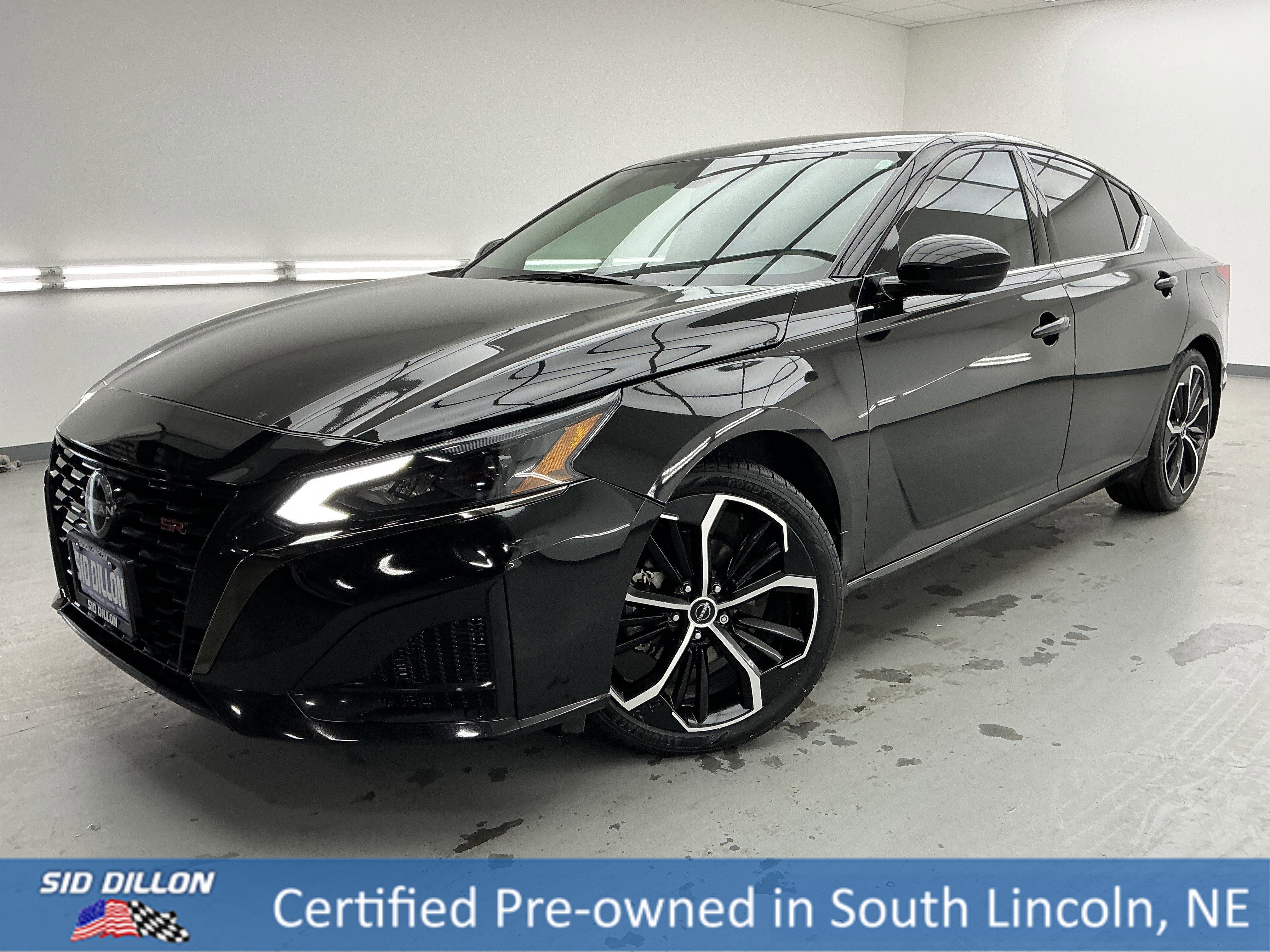 2023 Nissan Altima SR's photo