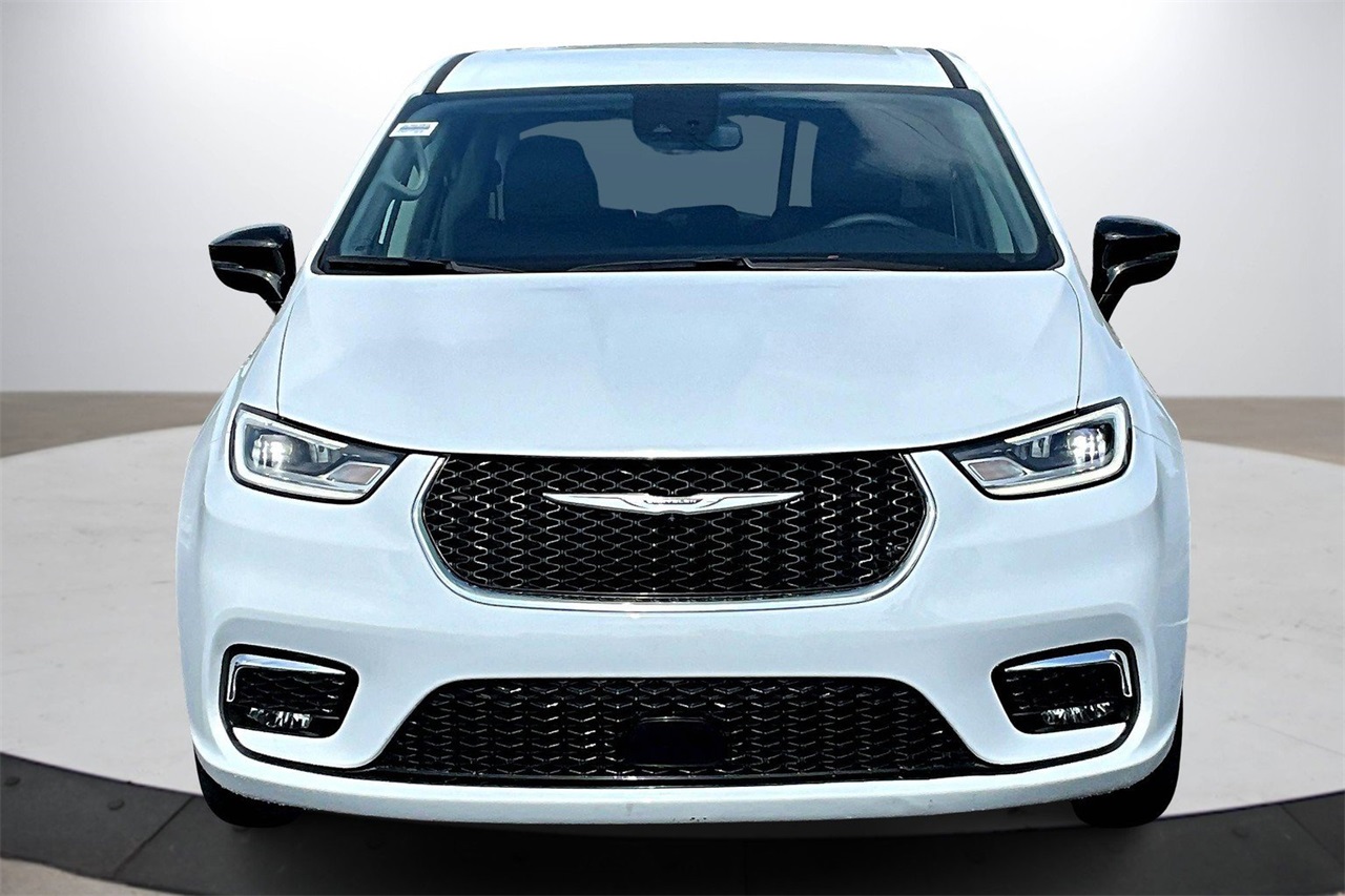 2024 Chrysler Pacifica Touring L photo 3